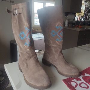 Muk luk suede embroidered southwestern boots